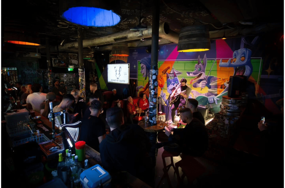 underground-bar-live-music-graffiti-vibe