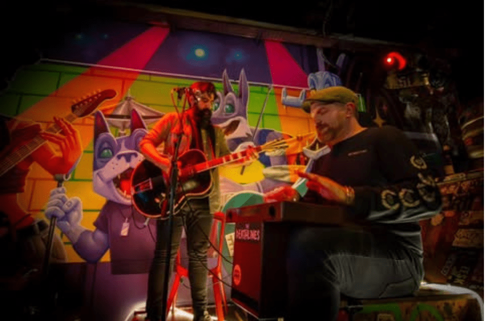 graffiti-stage-liveband-guitar-cajonshow